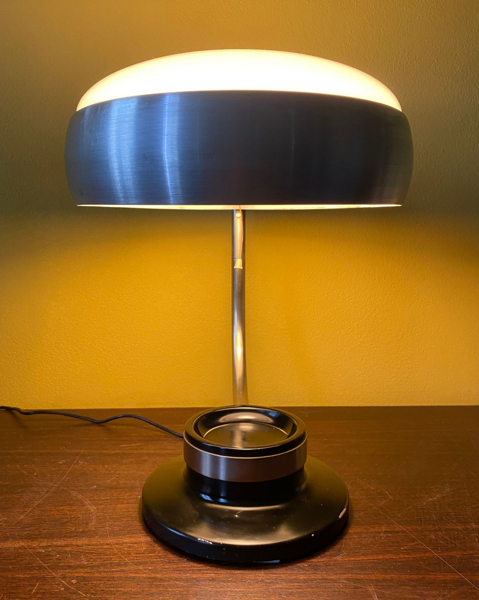 OSCAR TORLASCO "MOD 729" TABLE LAMP WITH WHITE GLASS